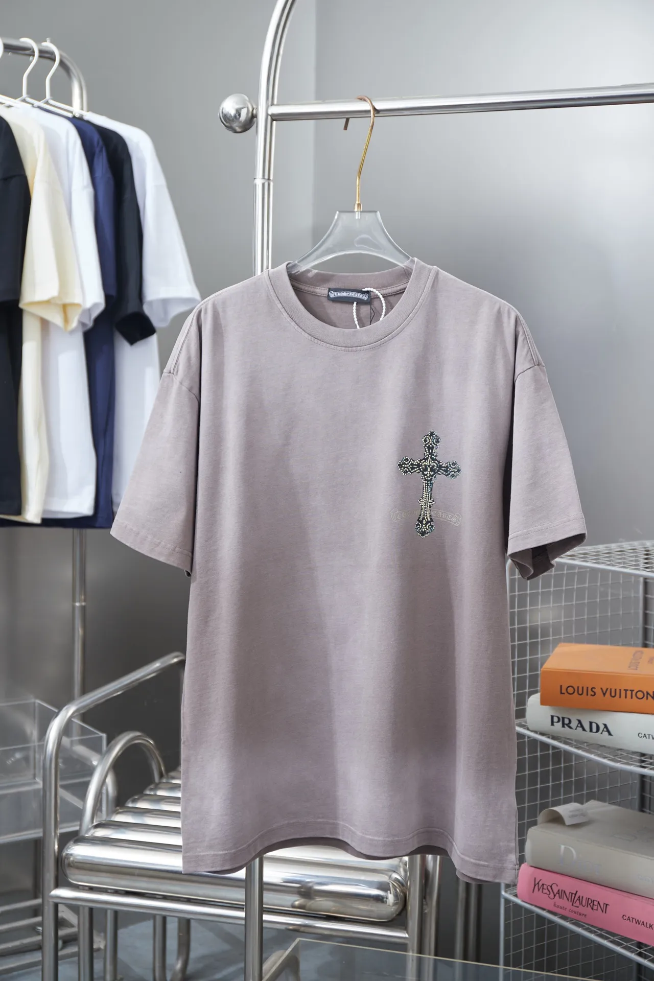 🅿️220 Ch*ome Hearte CH 25SS early spring new model, hot diamond cross pattern short sleeves, light luxury, essential item for daily commuting for men and women, correct version, welcome to compare, detailed features · 280g 100% pure cotton double yarn jersey fabric · Special thickened 32 pieces of double-strand 1X1 thread in the same vat custom dyeing · Kangli digital printing ➕Imported Australian matte pearlescent diamonds. Ready-made garments are dyed. Then do the faded fried snowflake process, then wash it to make it look old. Common washing improves the effect · Double-needle stitching across seams · Original main mark, washed tag, branded moisture-proof paper packaging Color: black/dark sapphire blue/brown army green Size: S/M/L/XL